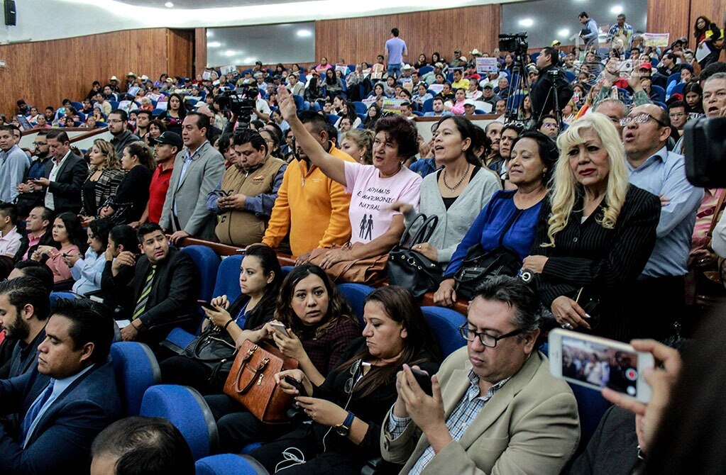 “Hombre y Mujer el matrimonio es”, vociferan en Congreso grupos pro familia natural 