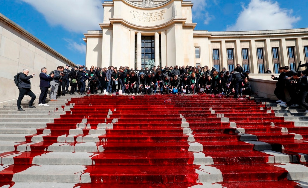 Con sangre falsa, protestan en París contra la extinción de especies