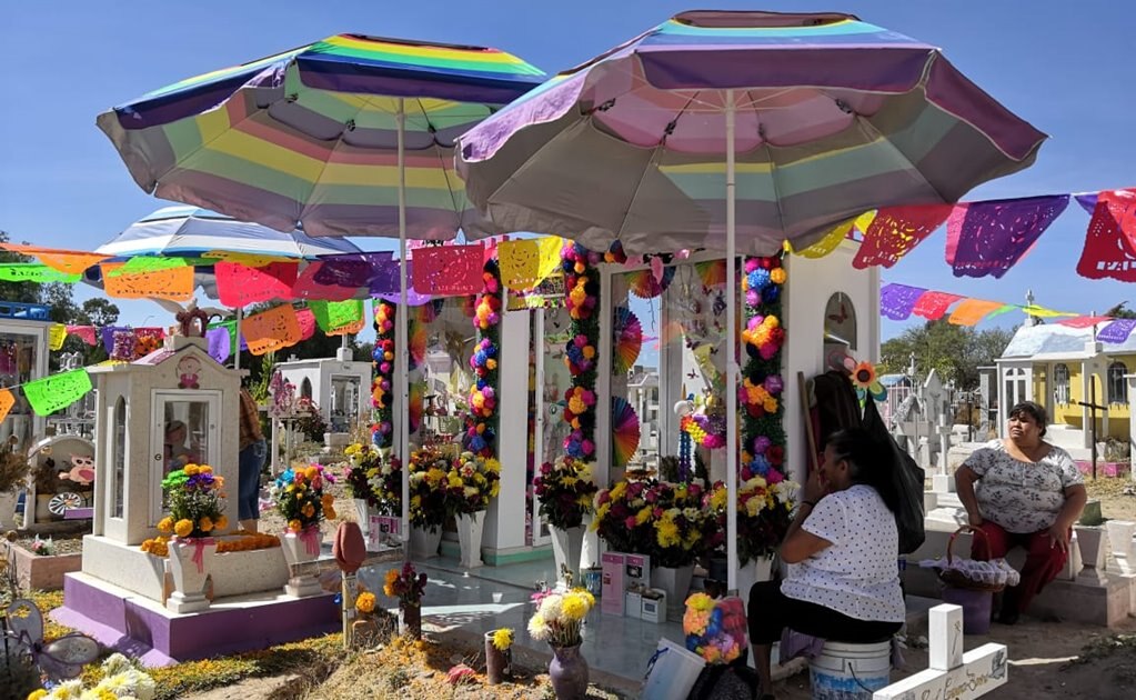 Antes del cierre de panteones en capital de SLP, familias van a El Saucito a adornar tumbas