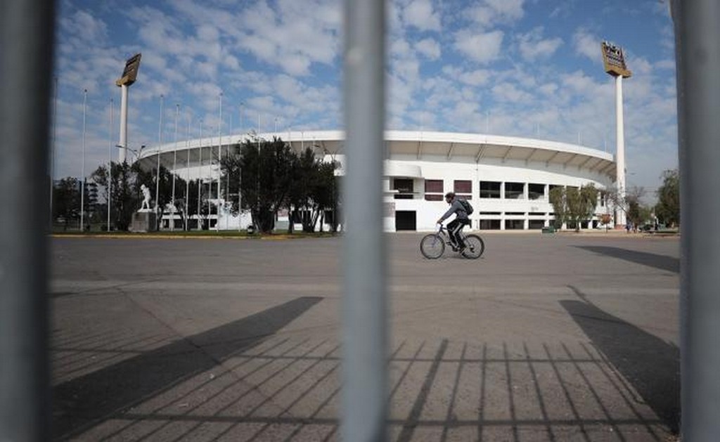 Violación tumultuaria en inmediaciones de estadio de futbol estremece a Chile