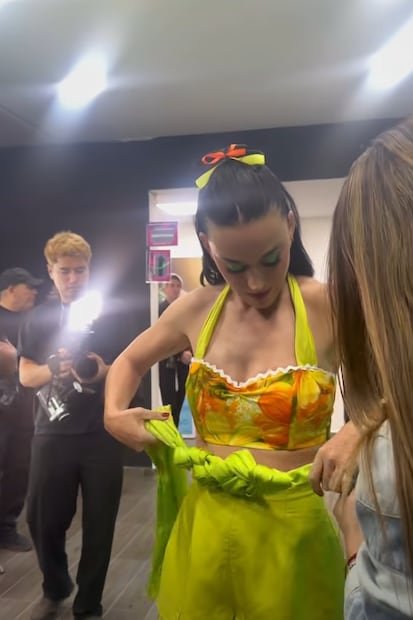 Katy Perry con un rebozo de Santa María del Río, SLP. Foto: captura de video