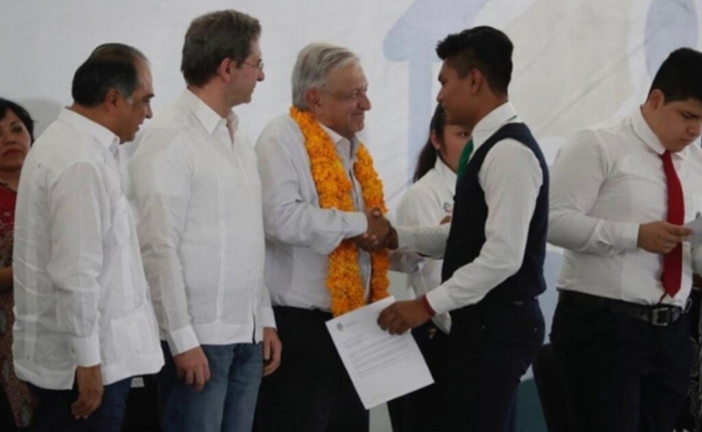  AMLO ofrece protección a quien informe del caso Ayotzinapa