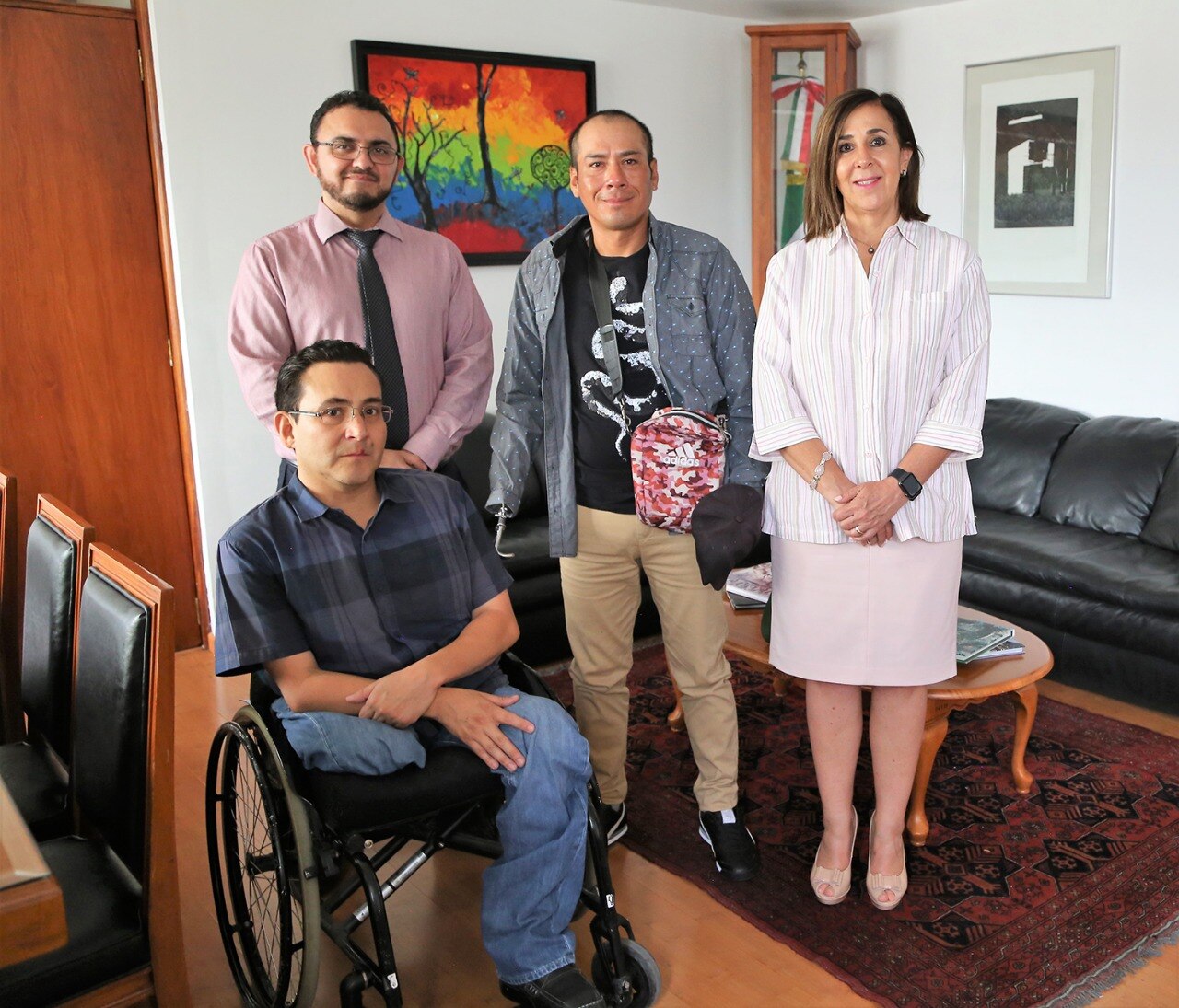 DIF estatal entrega prótesis a joven que perdió sus manos durante un asalto