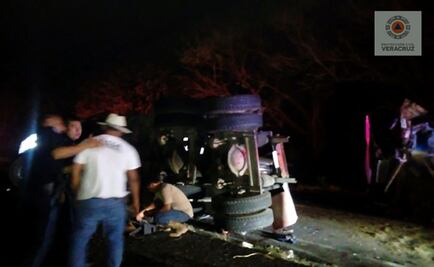 Vuelca tráiler con migrantes en Veracruz; hay 19 heridos