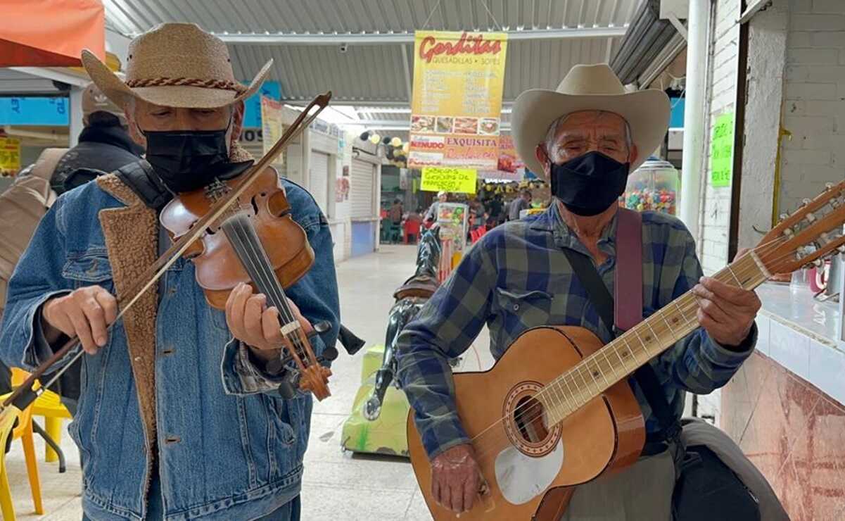 Daniel y Felipe, los músicos independientes que amenizan mercados municipales de San Luis