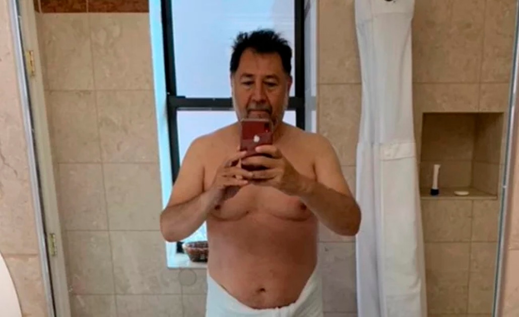 Fernández Noroña sube foto en toalla y desata memes