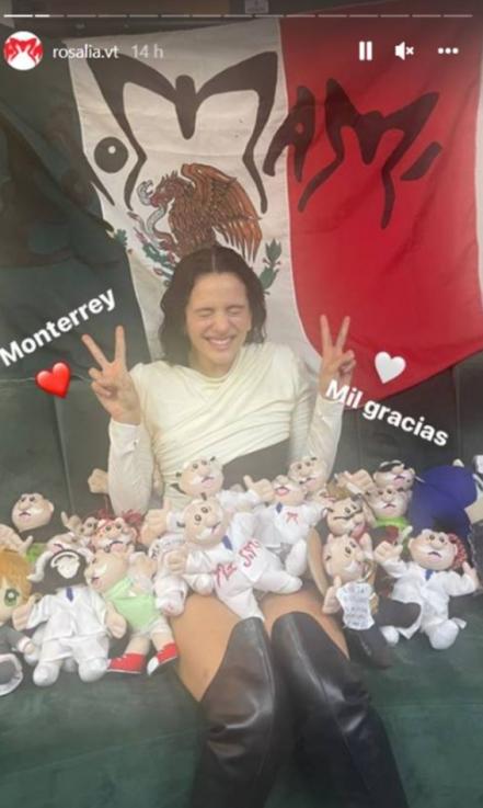 Rubén Albarrán, de Café Tacvba, destruye peluche del Dr. Simi durante concierto