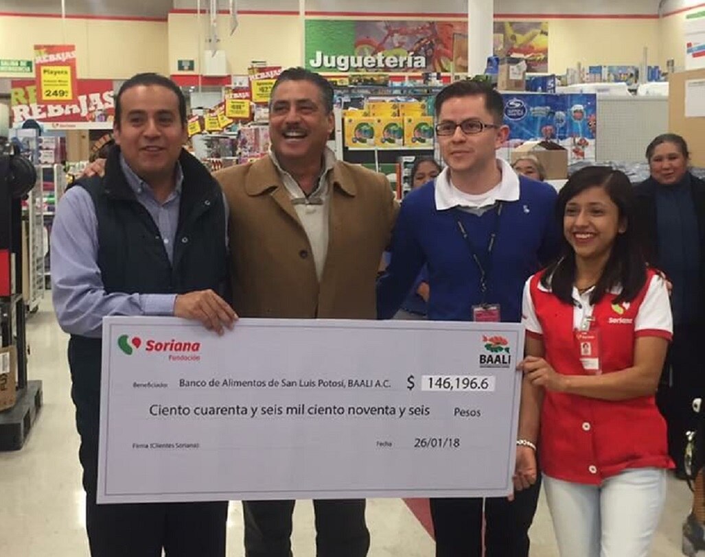 Banco de alimentos recibe cheque de tienda de autoservicio