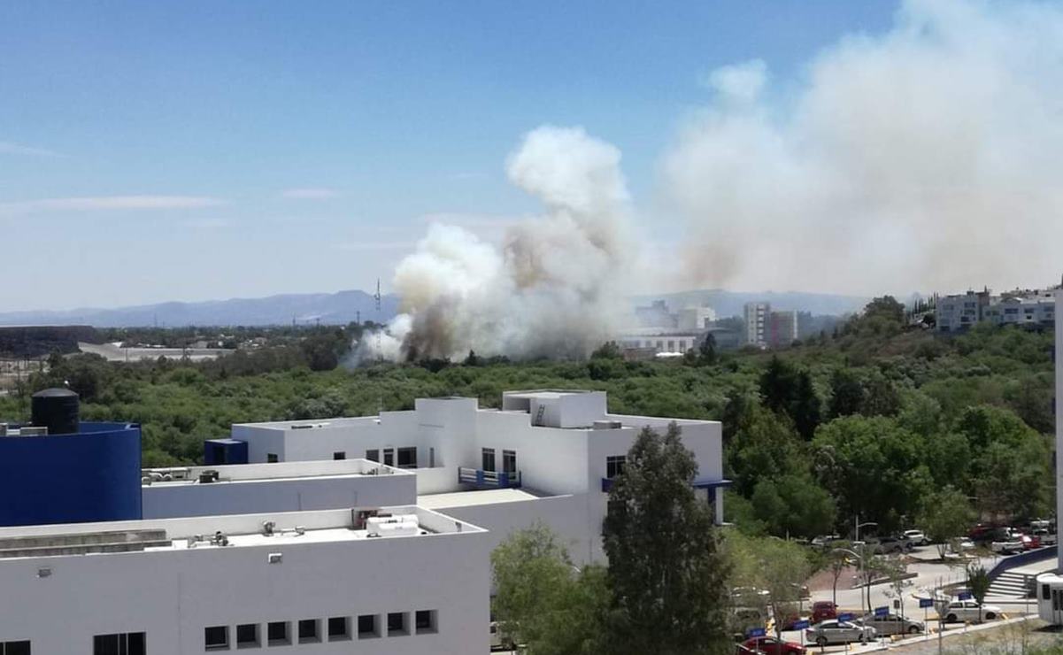 Sofocan Bomberos de SLP incendio en pastizal del deportivo Industrial Minera México. Fotos: Especiales