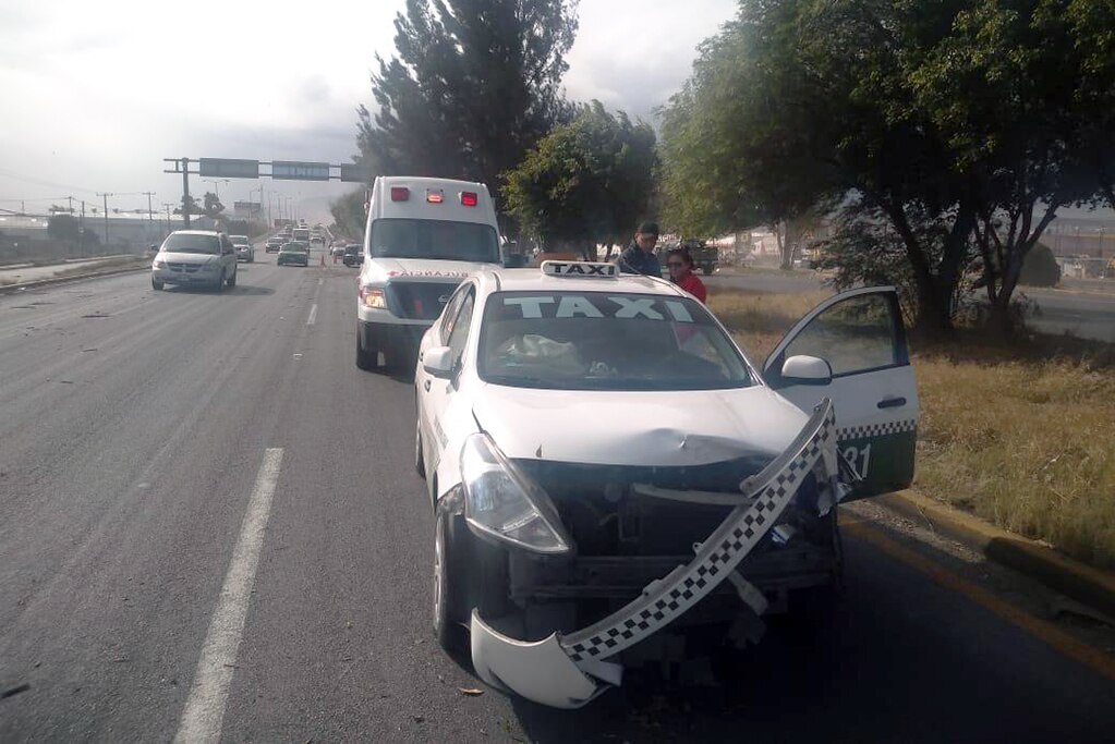 Árbol cae sobre taxi en carretera Matehuala