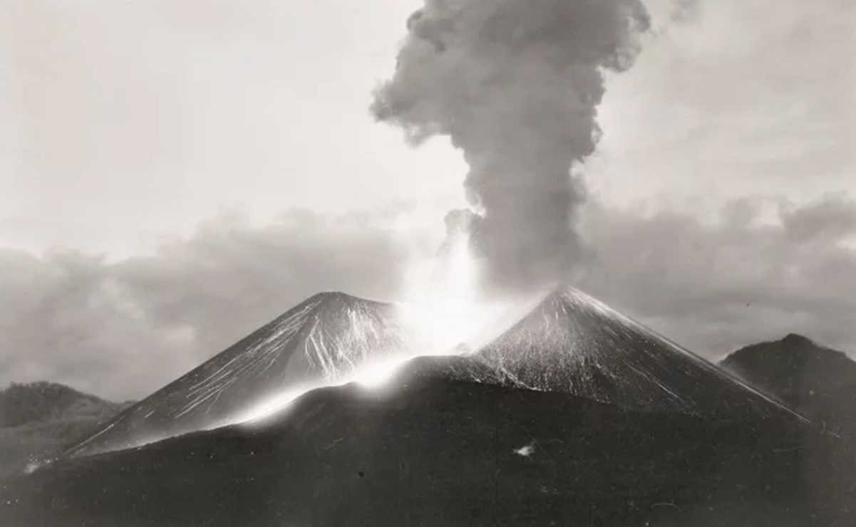 IMAGEN INÉDITA DE LA ERUPCIÓN DEL VOLCÁN PARICUTÍN EN 1943, CAPTADA POR EL FOTOPERIODISTA, RAFAEL GARCIA