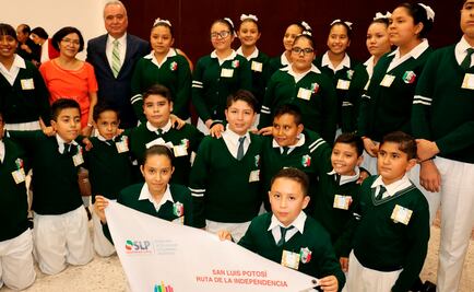 Abanderan a niños ganadores de Olimpiada del Conocimiento Infantil