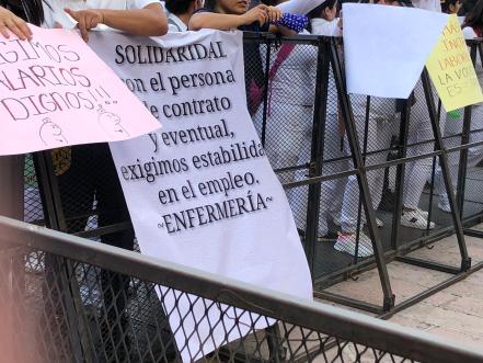 Marchan enfermeras y enfermeros en SLP ante incertidumbre del sistema IMSS Bienestar