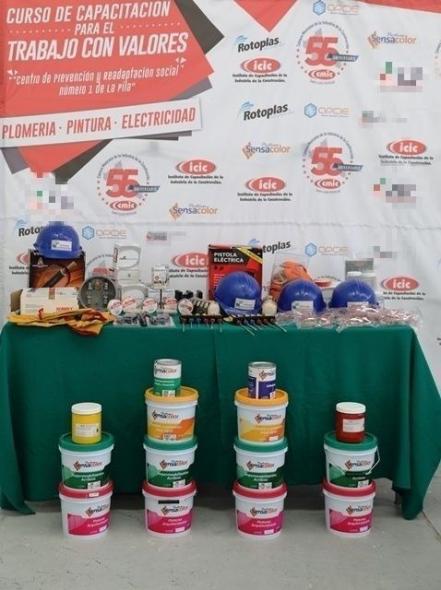 Capacitan a internos de La Pila