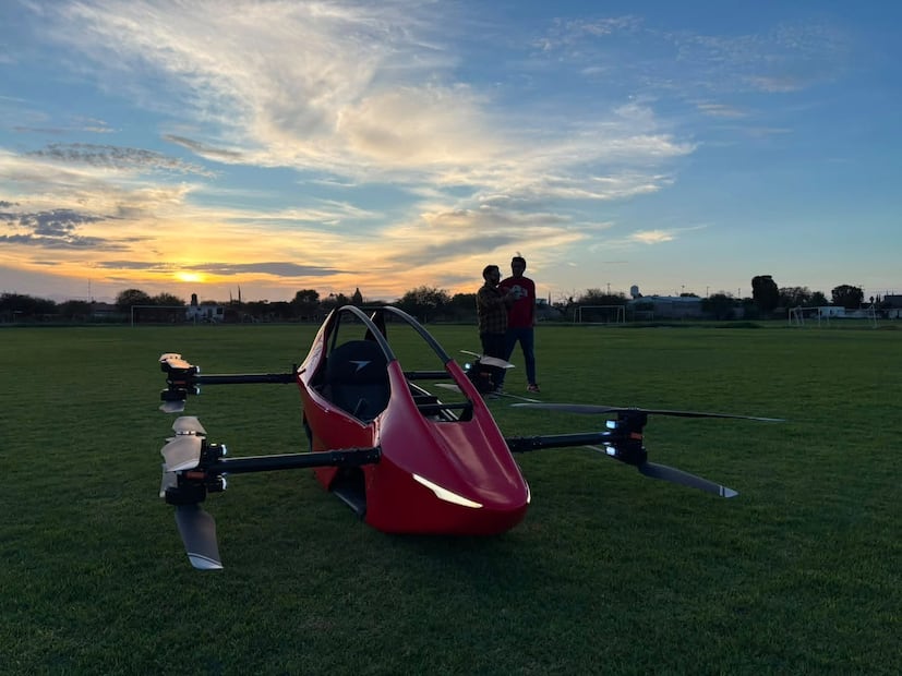 Hugo González "el Vikingo de la cumbia" fue el primer potosino en pilotear un dron tripulado en SLP. Foto: FB@Armando Acosta Noticias