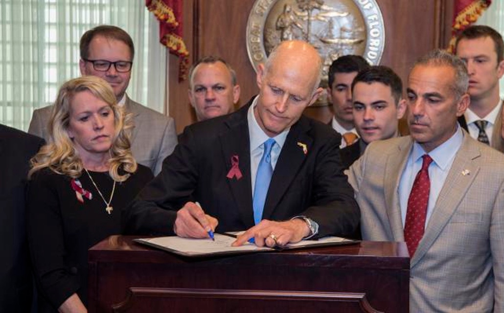 Gobernador de Florida aprueba ley que permite armar a profesores