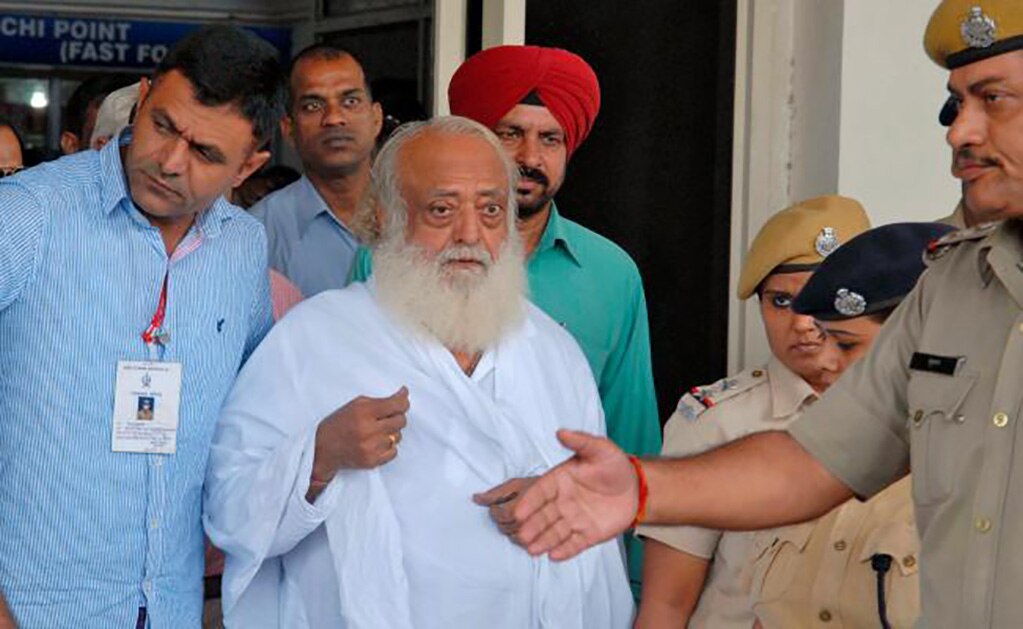 Condenan a cadena perpetua a popular gurú indio por violar a adolescente