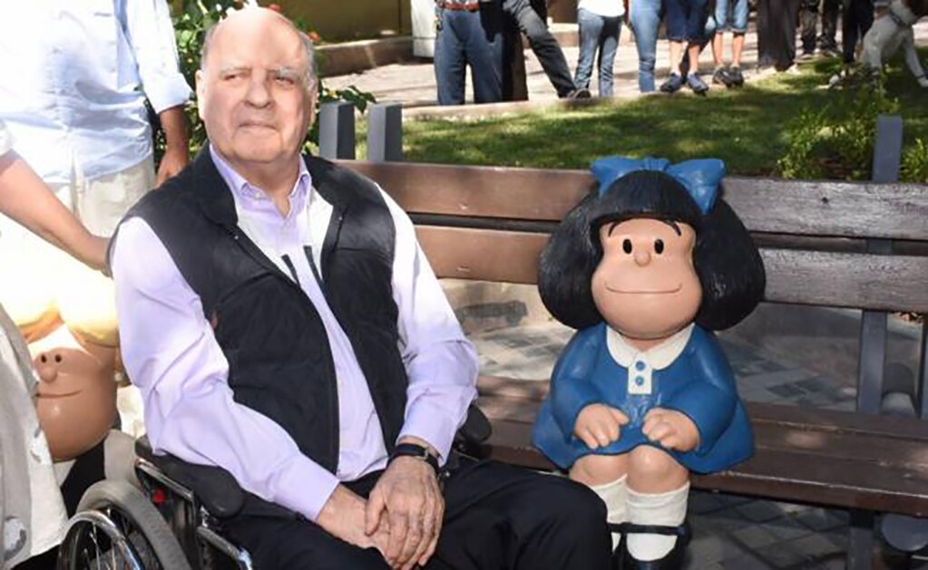 Quino recibe homenaje con escultura de Mafalda