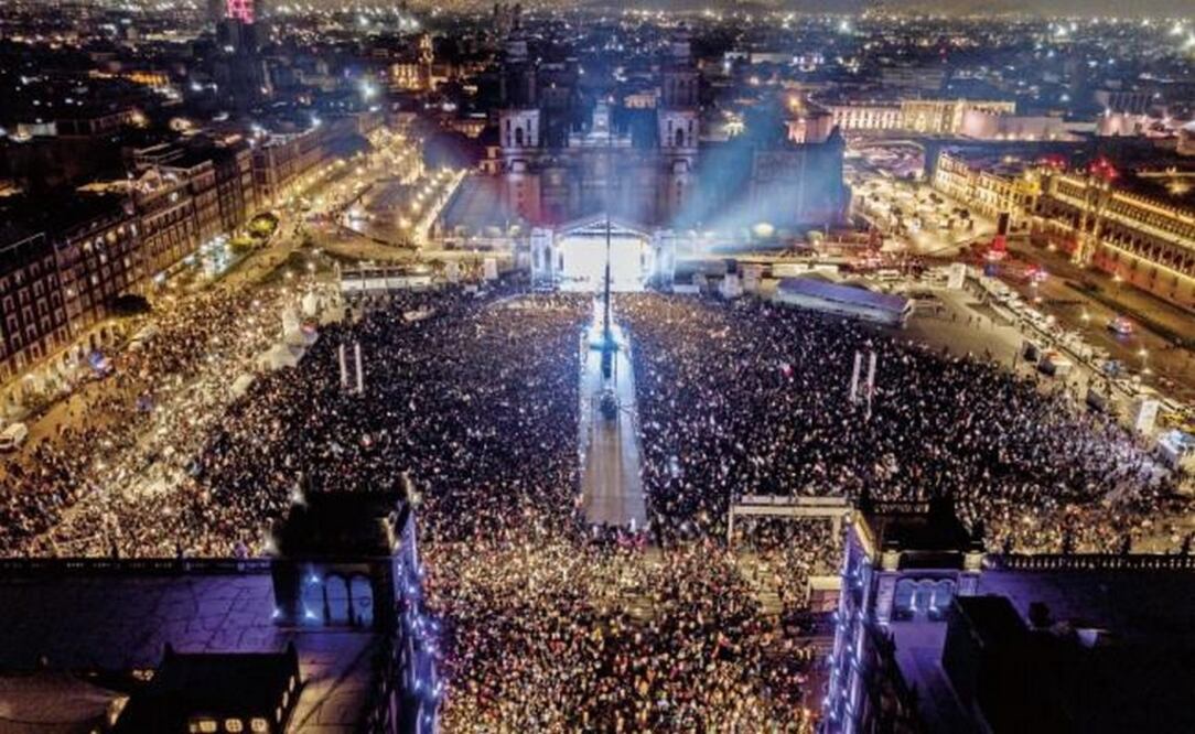 Después de que Lorenzo Córdova anunciara la clara ventaja de Andrés Manuel López Obrador en los comicios de este domingo, cientos de ciudadanos se dieron cita en la Plaza de la Constitución para celebrar la victoria del tabasqueño (ALEJANDRA LEYVA)