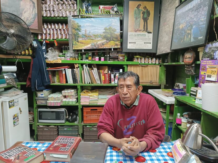 Juan Manuel, el hierbero del Mercado República que “cura” con plantas los excesos decembrinos en SLP. Foto: Regina Arellano