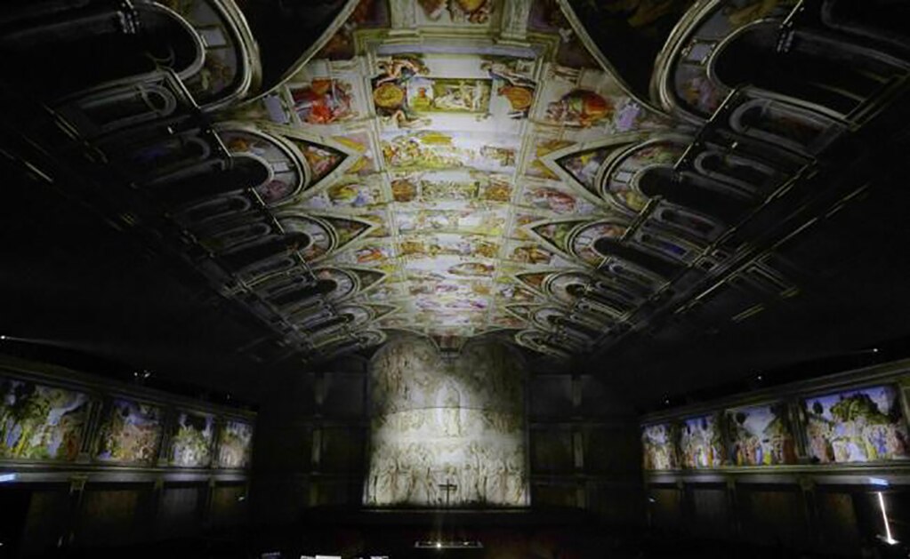 La Capilla Sixtina, de Miguel Ángel, es recreada en el espectáculo "El Juicio Final". Foto: AP/Gregorio Borgia