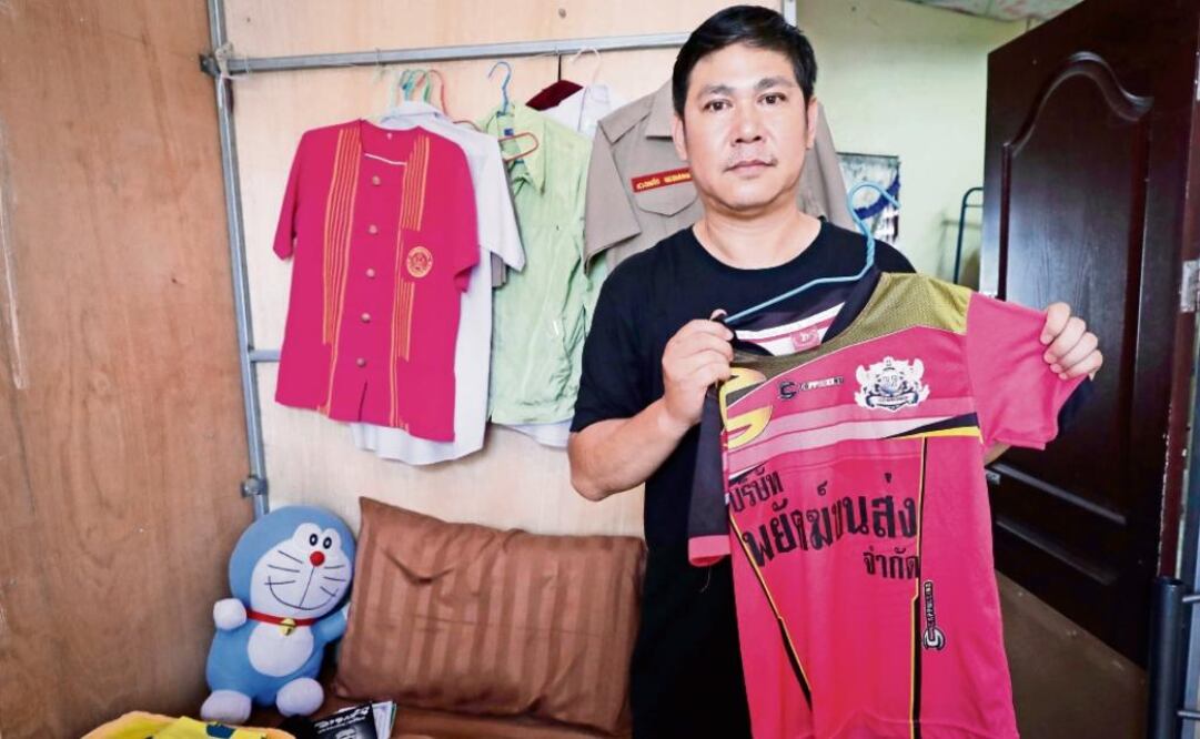 Banphot Konkum, padre de Duangpetch Promthep, uno de los menores rescatados de una cueva en Tailandia, en su casa en Chiang Rai. Foto: VINCENT THIAN. APFOTO