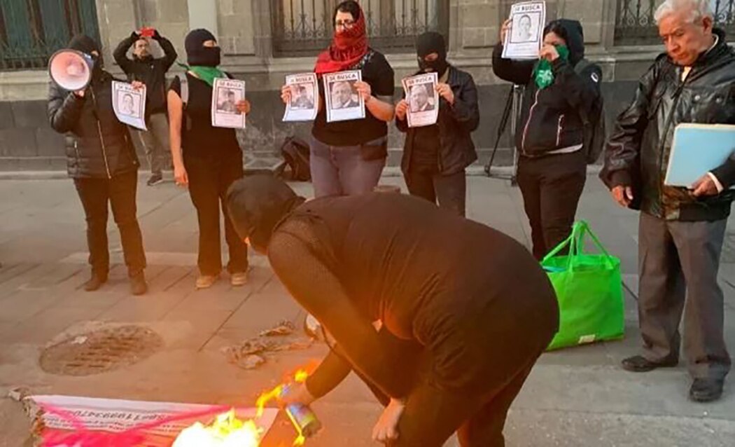 Protestan afuera de Palacio Nacional por feminicidios