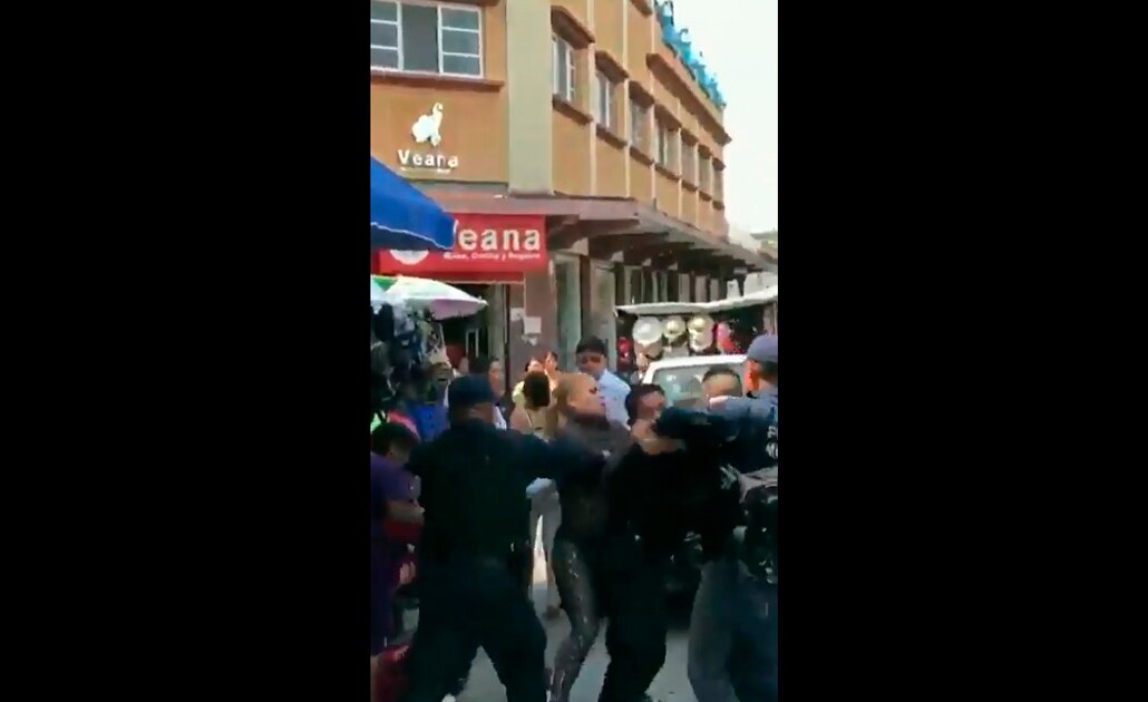 (VIDEO) Mujer golpea a policías por quererle retirar su puesto ambulante