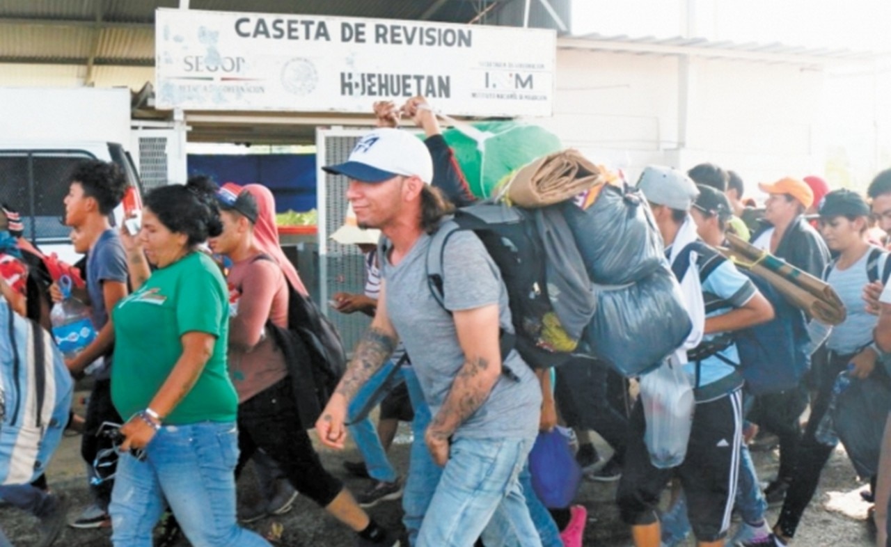 Trayecto. Migrantes pasan frente a la caseta de Huehuetán, Tapachula, rumbo al municipio de Huixtla, Chiapas. MARÍA DE JESÚS PETERS. EL UNIVERSAL
