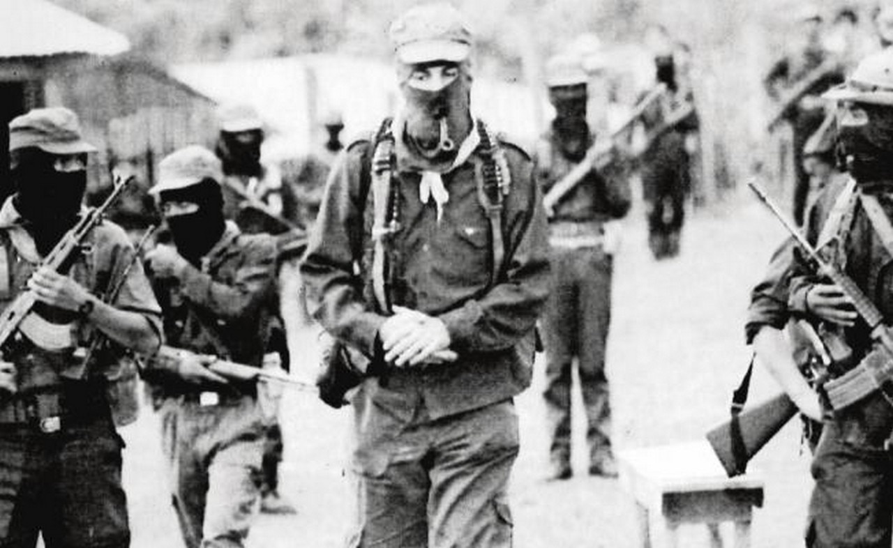 Octubre, 1995. El subcomandante Marcos (centro) camina escoltado para llegar a la reunión entre los comandos del EZLN y la Conai. AP