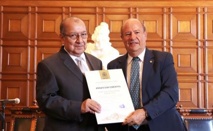 Otorga UASLP distintivo de “Profesor Emérito” a dos docentes