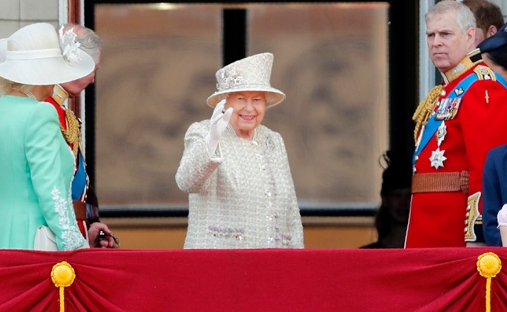 Con desfile de gala, británicos celebran cumpleaños 93 de la reina Isabel II