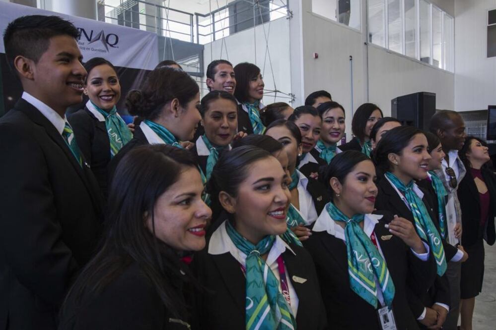 El orgullo y la felicidad en el rostro de las y los jóvenes egresados de la primera generación de sobrecargos de vuelo formados en la Universidad Aeronáutica en Querétaro (UNAQ) es evidente.