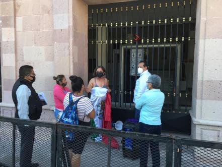 Madre de joven asesinado se amarra y lanza consignas frente a Congreso de SLP; exige justicia