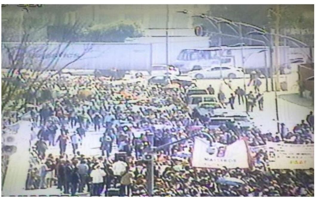 Con la consigna de rescatar el sindicato y “¡que va a caer, Juan Díaz (de la Torre), va a caer!”, los coordinadores nacionales de los Maestros por México, se dirigen hacia un templete instalado a la puerta número uno del Palacio de San Lázaro. FOTO: @OVI