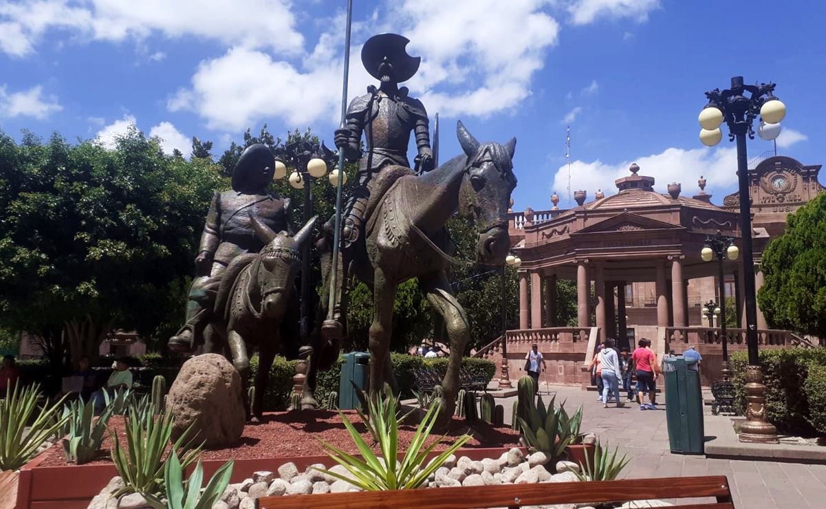Cautiva escultura del Quijote de Joaquín Arias en Plaza de Armas
