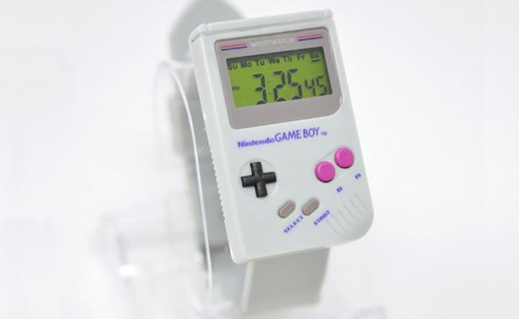 El reloj es un Game Boy a escala que muestra el día y la hora en una pantalla monocromática verde