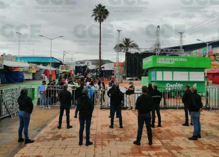 FOTOS. Fans forman largas filas en la Fenapo para ver a J Balvin