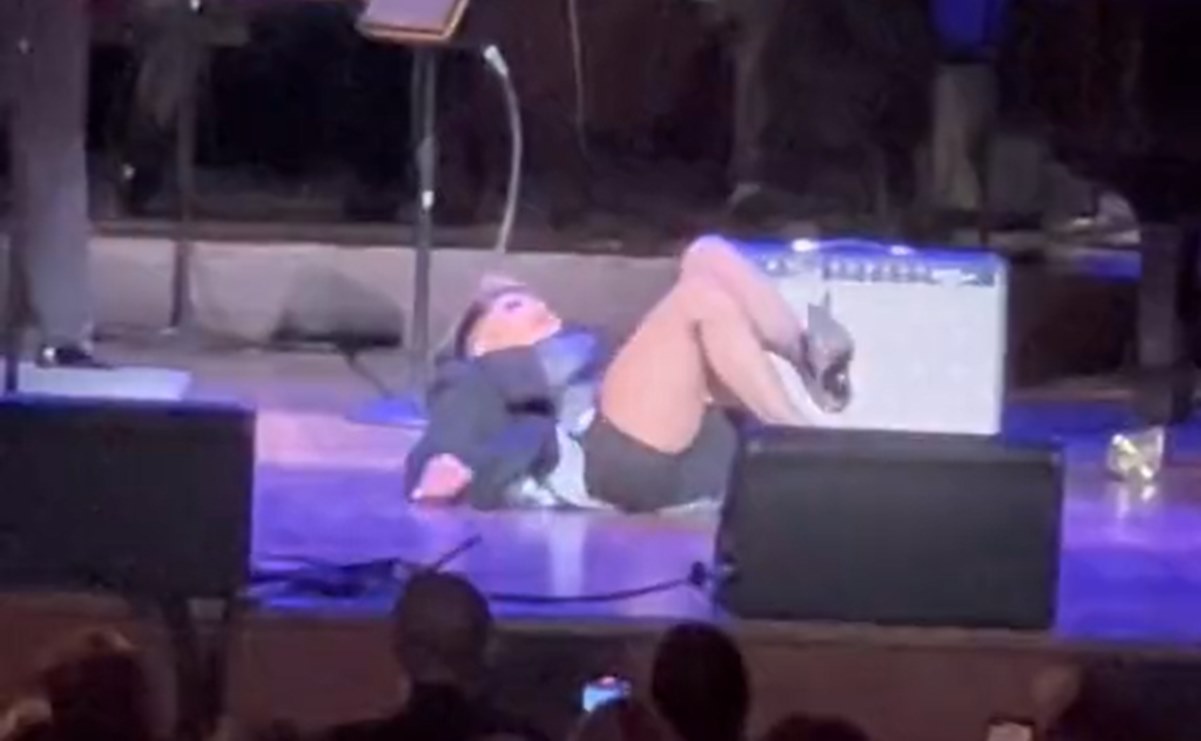 Alejandra Guzmán cae en el escenario: suspende show y sale en ambulancia. Foto: Captura de video