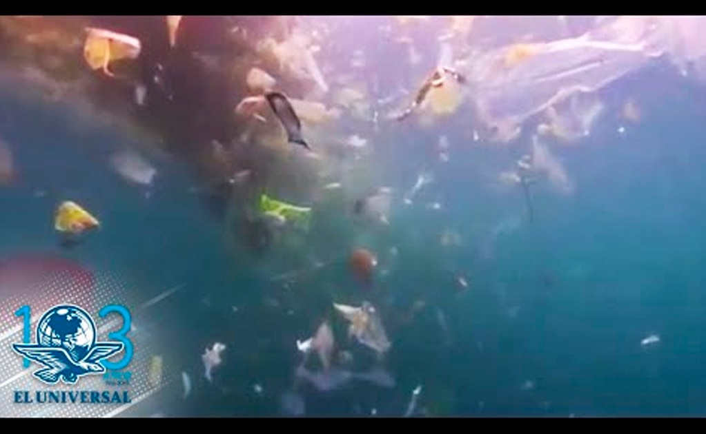 Una escultura hecha de plásticos recuperados del océano por Greenpeace, en Lausanne, Suiza. Foto/LAURENT GILLIERON. EFE