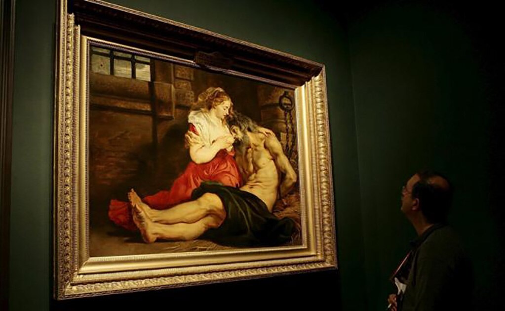 Un hombre mira el lienzo "Obra de caridad" de Peter Paul Rubens, uno de los artistas cuyas obras han sido borradas por Facebook. Foto: EFE/Hugo Philpott, archivo
