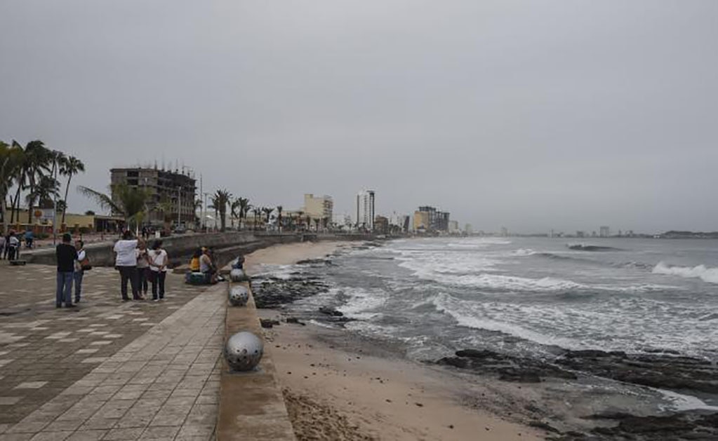 Se alistan para el golpe del huracán “Willa” en México