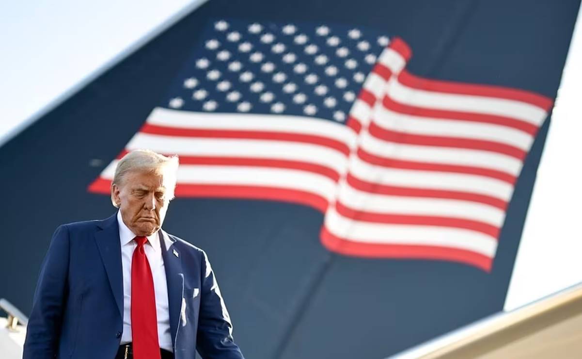 Trump amenaza con imponer 25% de aranceles a México si no frena el paso de "criminales y drogas"; se queja por “invasión” de migrantes 