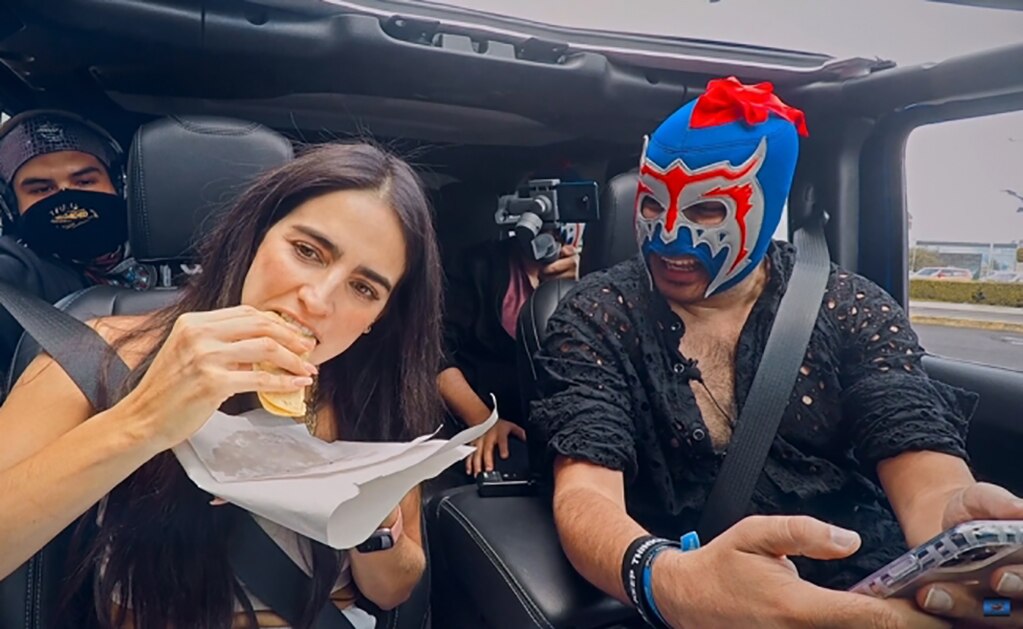 Bárbara de Regil come tacos de canasta con el Escorpión Dorado
