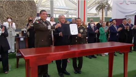 AMLO devela placa y queda inaugurado el Aeropuerto Felipe Ángeles