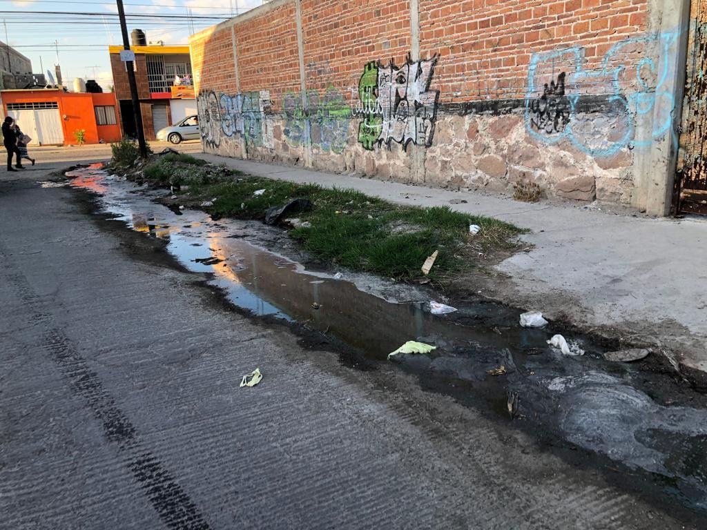 Reportan colapso de drenaje cerca de avenida B. Anaya en SLP; brotan vísceras de animales, aseguran vecinos. Fotos: Especiales