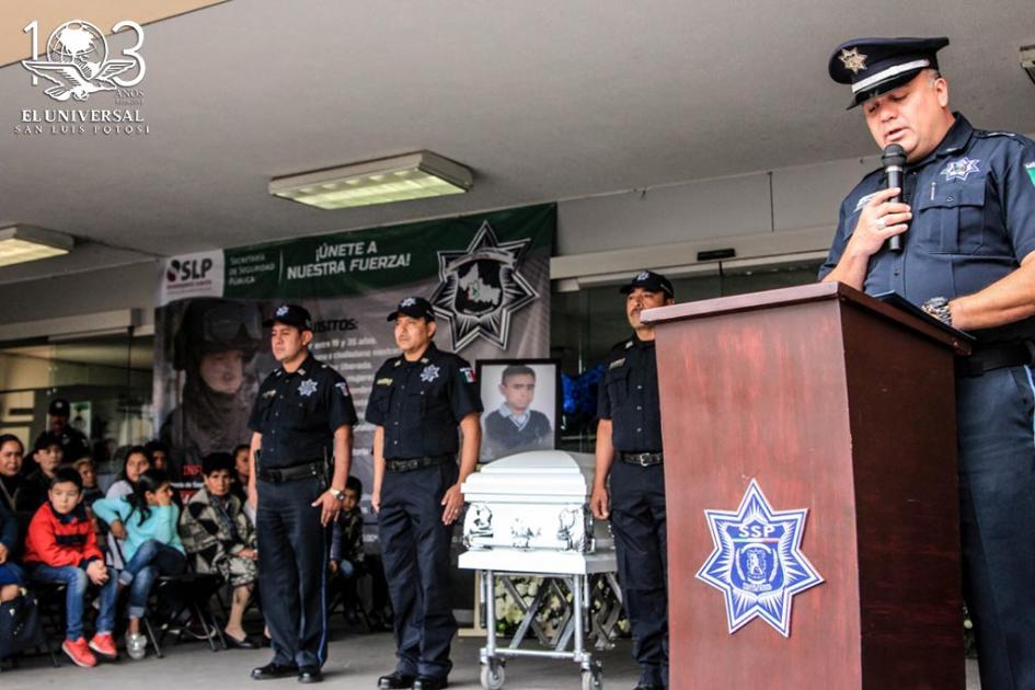 Rinden honores a ex niño policía