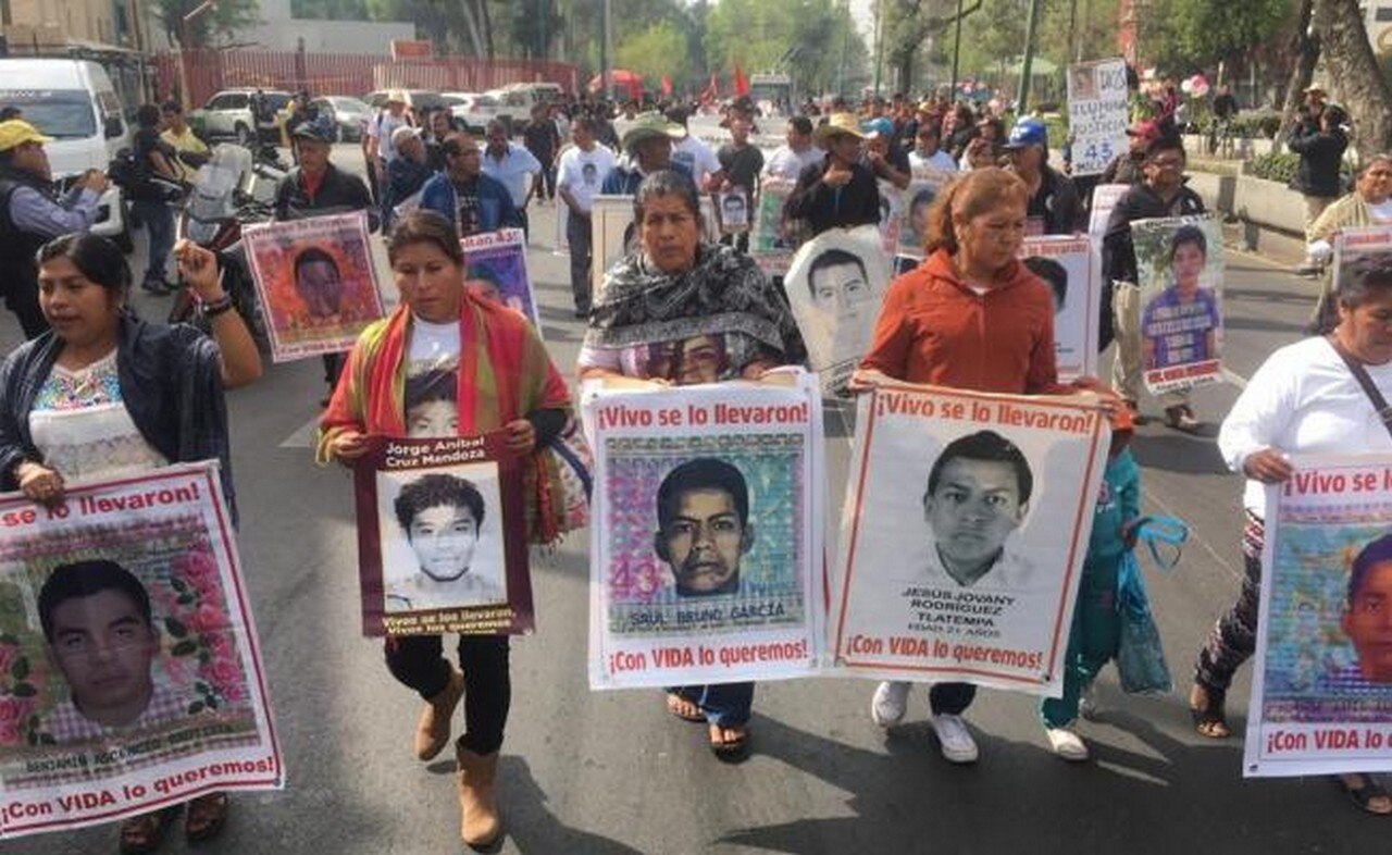 Padres de los 43 van a la Basílica de Guadalupe