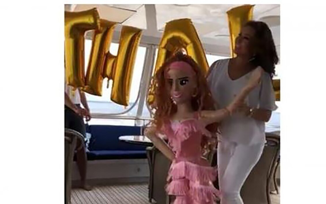 Fanáticos le regalan piñata "Tikitiki" a Thalía por su cumple