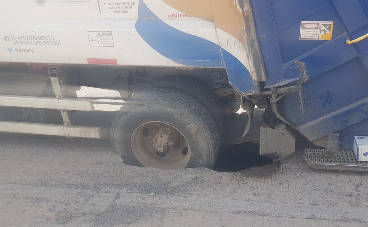 Camión de basura abre socavón en la Balcones del Valle; piden vecinos pronta reparación